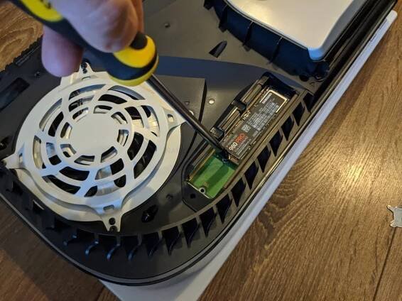 Klik pro zvětšení (Do PS5 budeme môcť už čoskoro vkladať vlastné SSD disky)