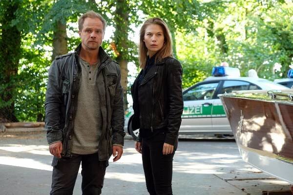 Vraždy u jezera - Dívka, která se ráda smála - Z filmu - Matthias Koeberlin, Nora von Waldstätten