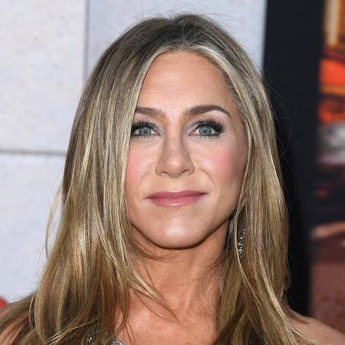 Jennifer Aniston debuts a short lob haircut at the 2024 Golden Globes