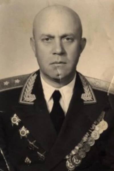 Uchov, Vladimir Dmitrijevič : U