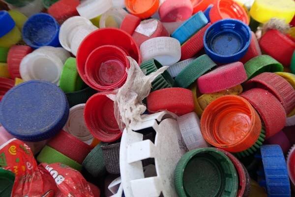plasty_plast_pet_lahev_mikroplast_vicka_samosebou