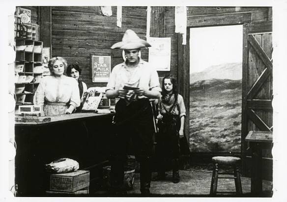 Snímek z filmu Two Little Rangers (1912)