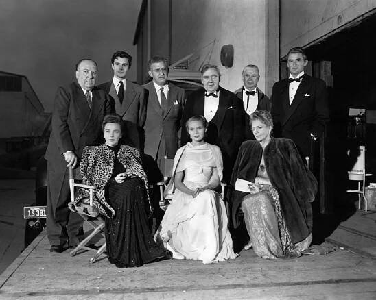 THE PARADINE CASE, (front row), Joan Tetzel, Ann Todd, Ethel Barrymore, (back row), director Alfred Hitchcock, Louis Jourdan, producer David O. Selznick, Charles Laughton, Charles Coburn, Gregory peck, on-set, 1947