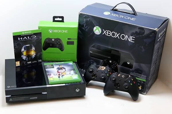 Herní konzole: Microsoft XBOX ONE + 2x ovladač (500GB)