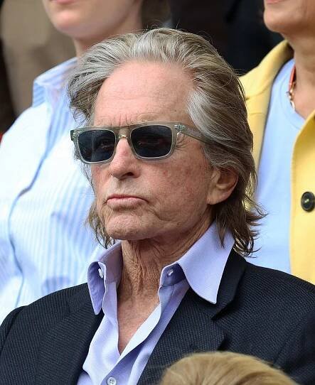 Michael Douglas si s manželkou užívá v Itálii na jachtě. O 25 let mladší Catherine Zeta-Jonesová ho udržuje v příkladné