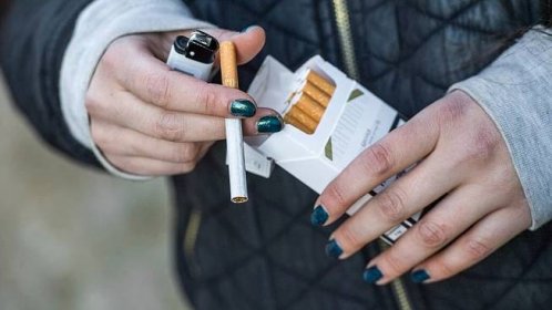 Výhoda pro kuřáky, problém pro výrobce. Levnější cigarety se starou daní „nevyletí komínem“, mají zůstat v regálech