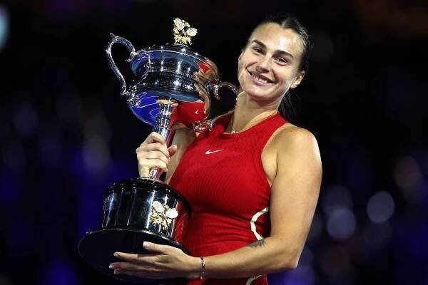 Sabalenka, con el trofeo en Australia, este sábado.