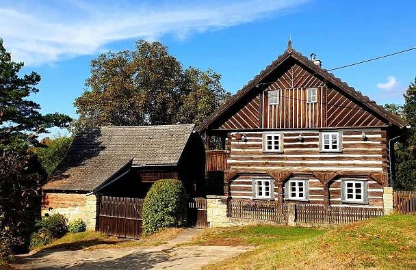 Pohádková chaloupka s bazénem, discgolfovým hřištěm a obrovskými pozemky