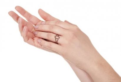 Ruce s malovanými zásnubní prsten — Stock obrázek