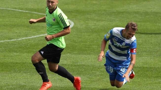 Kapitán ústeckých fotbalistů Jan Peterka (vpravo) v utkání proti Litoměřicku.
