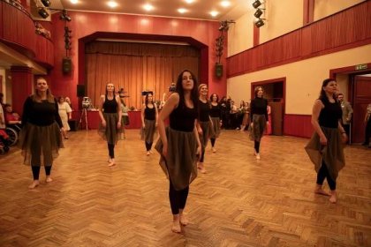 OBRAZEM: Taneční kurz pro klienty z Rolničky má za sebou závěrečný věneček