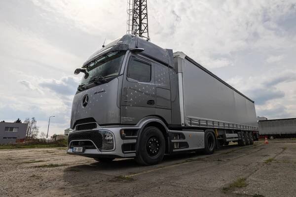 Tahač Mercedes Actros a návěs Schmitz Cargobull