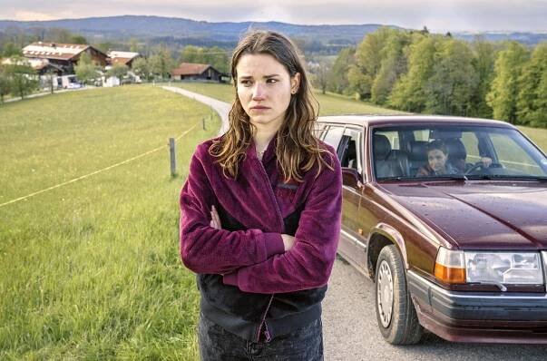 Zimmer mit Stall - Über alle Berge - Z filmu - Carolin Garnier