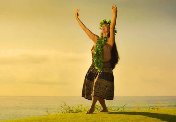 portrét havajské hula dancer na pláži při západu slunce - hawaiian print dress - stock snímky, obrázky a fotky