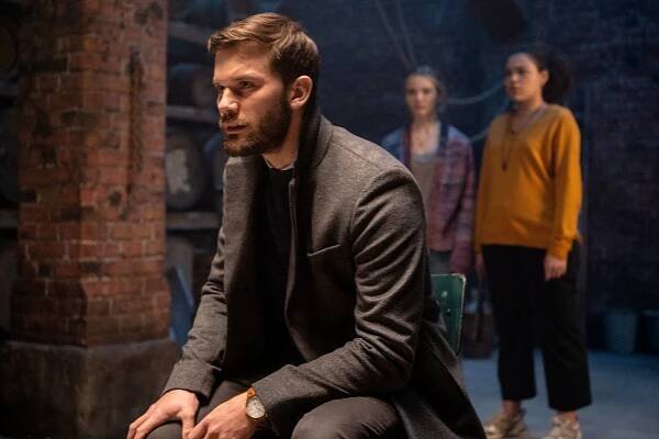 Jeremy Irvine - Hlasy mrtvých - Z filmu