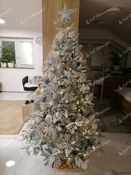 Umelý vianočný stromček 3D Jedľa Sibírska 180cm s bielymi vianočnými ozdobami