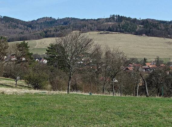 pásmo kopců nad Provodovem s Hvězdou, Komoncem, Bábou, Brdem a kostelem na Maleniskách