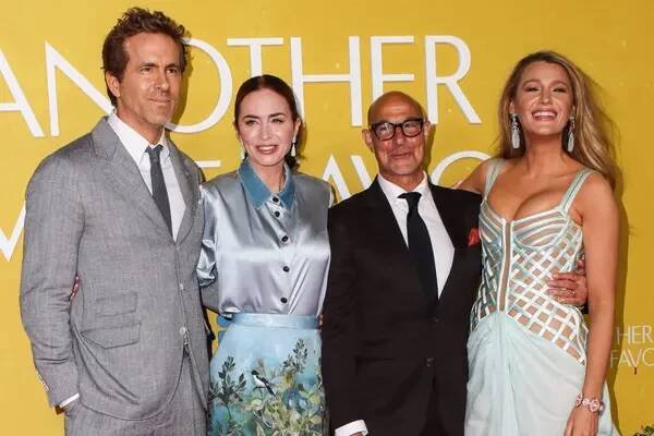 Ryan Reynolds, Emily Blunt na sobě Roberto Cavalli pohled s Suzanne Kalan prsten a Lorraine Schwartz šperky, Stanley Tucci a Blake Lively v šatech Tamara Ralph dorazí na New York Screening Of Amazon Prime Video — Stock obrázek