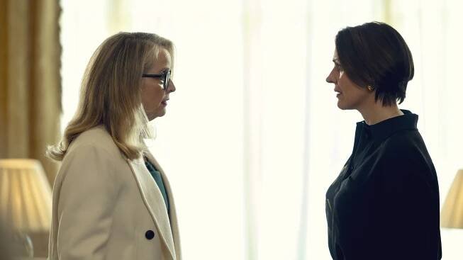 Julie Delpy als Vivienne und Suranne Jones als Abigail blicken sich an – Netflix-Serie "Hostage"