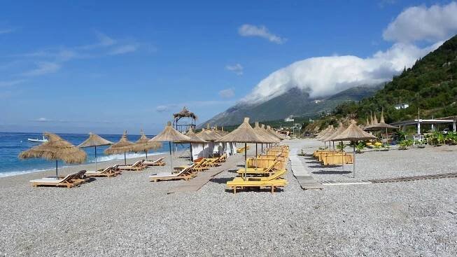 Pláž Dhermi zaujme panoramaty