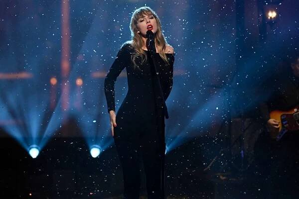 SATURDAY NIGHT LIVE -- "Jonathan Majors" Episode 1811 -- Pictured: Musical guest Taylor Swift performs on Saturday, November 13, 2021 -- (Photo By: Will Heath/NBC/NBCU Photo Bank via Getty Images)