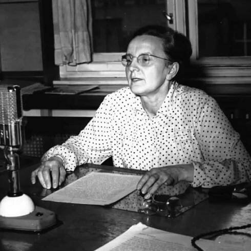 Jarmila Glazarová u rozhlasového mikrofonu  (1941) | foto: autor neznámý,  Archivní a programové fondy Českého rozhlasu
