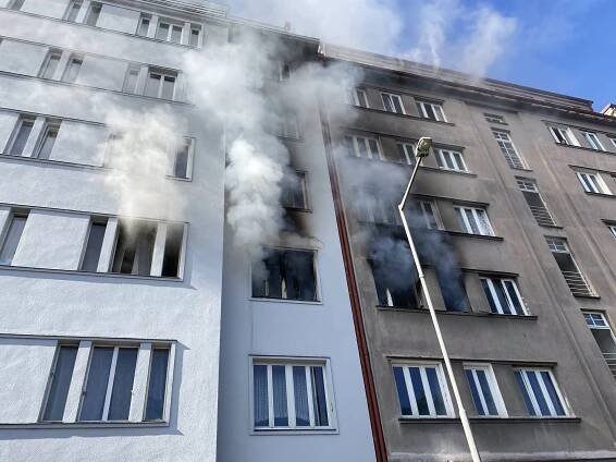 Plameny jsou v celém bytě.