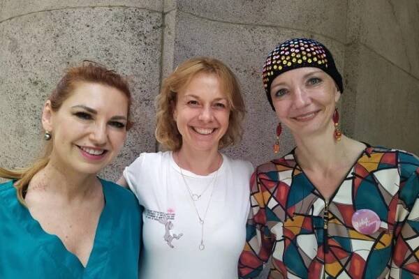 Andrea Nováková,  Iva Hrnčiříková,  Sabina Eli představily projekt zaměřený na onkologické pacientky | foto: Jarka Vykoupilová,  Český rozhlas,  Český rozhlas