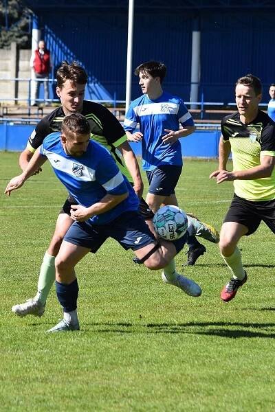 Kam za fotbalem: V Olších boj o třetí místo, B-třídu okoření okresní derby