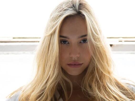 Alexis Ren says the economy is 'collapsing' so she's going into crypto