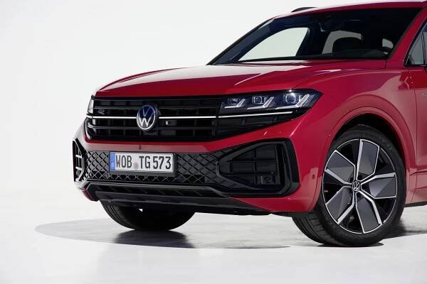 Volkswagen Touareg se dočkal faceliftu a naučil se červenat