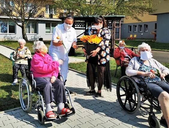 Seniorům na Terase zazpívala Ewa Farna, dárky věnovala ústecká firma