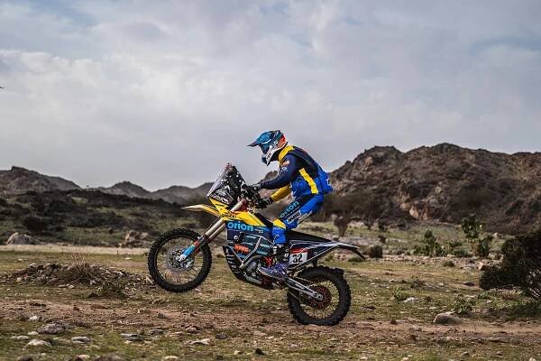 Motocyklisté prožívají těžký Dakar. Engel zachraňoval soupeře, Pabiška se zranil