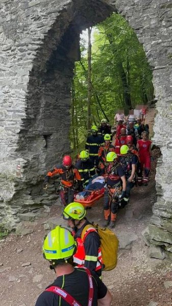 Špatné šlápnutí a pád. Žena se na Bezdězu zřítila ze čtyřicetimetrového srázu