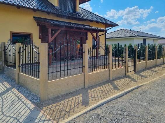 Realizace – betonové desky a kovaný plot