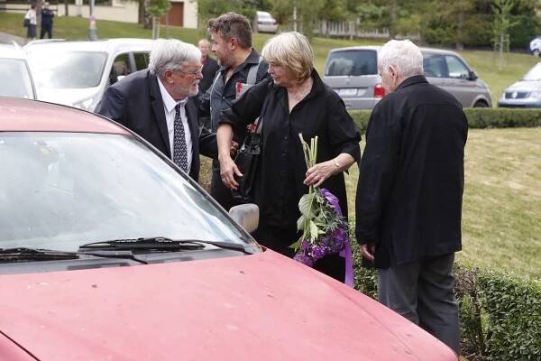 Zásadní momenty pohřbu Abrháma (†82): Tajemství Balzerové, zmatená Janžurová a Dáda poprvé od nehody na...