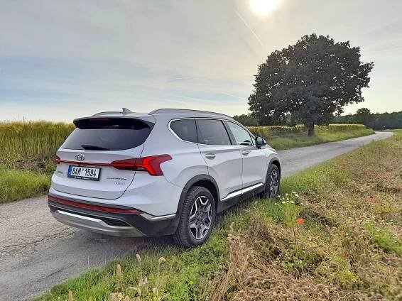 Hyundai Santa Fe Hybrid - velká porce komfortu - Autaprozeny.cz