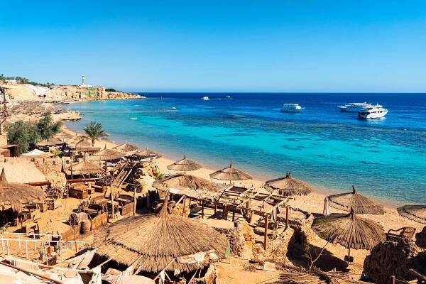 slunečné letovisko pláž na pobřeží rudého moře v sharm el sheikh, sinai, egypt, asie v létě horké. jasné slunečné světlo - hurghada - stock snímky, obrázky a fotky