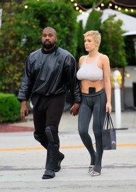 Galerie: Kim Kardashian vs Bianca Censori. Kdo z žen Kanye Westa je stylovější? | Elle.cz