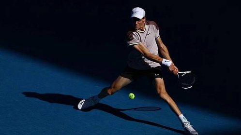 Jannik Sinner hraje bekhend v semifinále Australian Open.