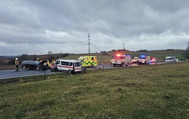 Tragická nehoda sanitky a auta: zemřela maminka 3letého chlapce