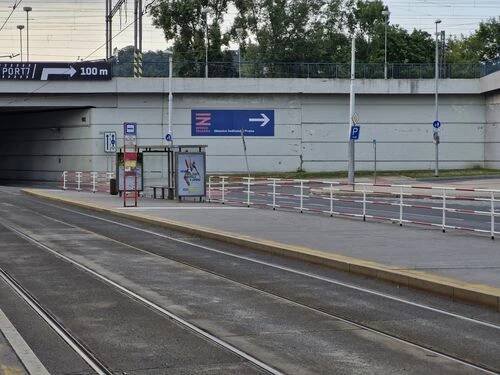 Fotogalerie • Nádraží Holešovice ♿ (Zastávka tramvaje, autobusu, stanice metra C) • Mapy.com