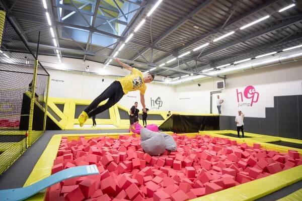 Kdo neskáče, není Čech! V Ostravě se otevřelo obří trampolínové centrum