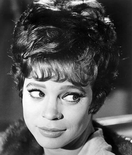 Juliet Prowse - Mona McCluskey - Z filmu