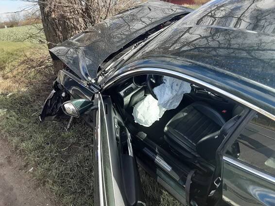 FOTO: Auto narazilo u Třebíče do stromu. Dva lidé se zranili