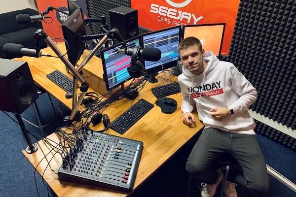 Taneční SeeJay Radio se vrací, požádalo o licenci pro digitální vysílání