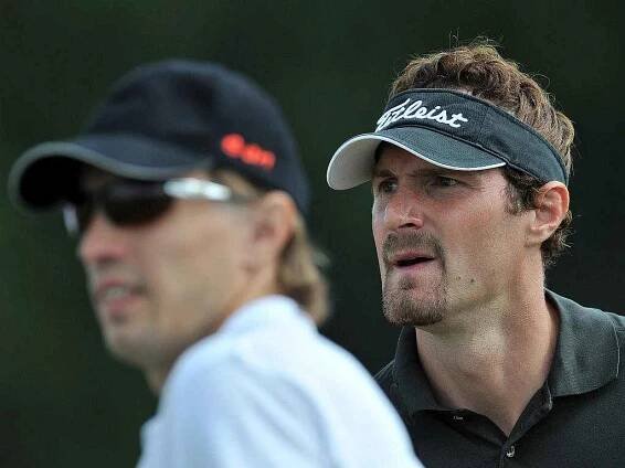 Hokejista Milan Hejduk s lyžařem Martinem Koukalem na golfovém turnaji celebrit Greenstar Cup.