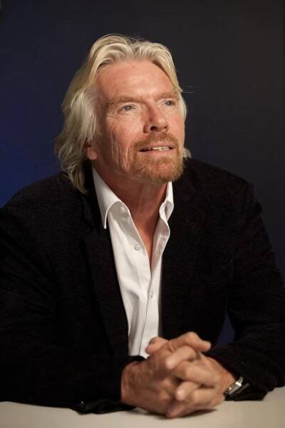 Miliardář Richard Branson (62): Prohrál sázku, musel dělat letušku!