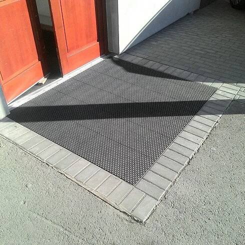 Černá plastová čistící vstupní rohož (dlaždice) Helix Z1 - délka 22,9 cm, šířka 30,5 cm a - Venkovní rohože : ARBO.cz