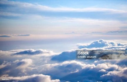 Letecký pohled na cloudovou krajinu za jasného dne - Bez autorských poplatků Oblak - Obloha Stock fotka